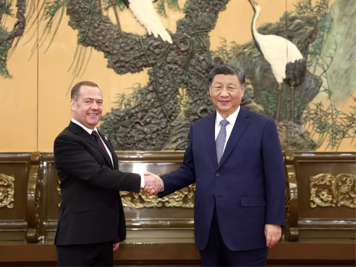 Xi Jinping ve Medvedev Görüştü