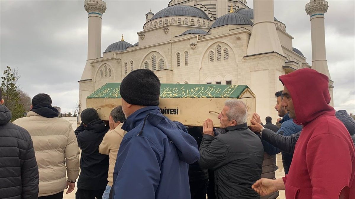 Balkondan Düşen Üniversite Personeli Toprağa Verildi