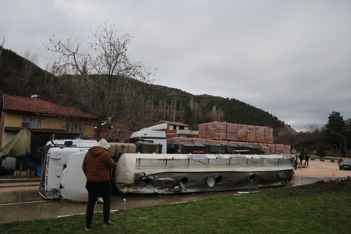 Tokat\'ta Beton Mikseri Devrildi: 2 Yaralı