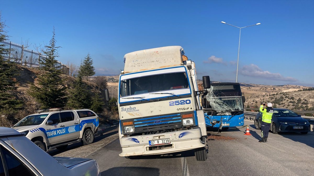 Burdur\'da Trafik Kazası: 6 Yaralı