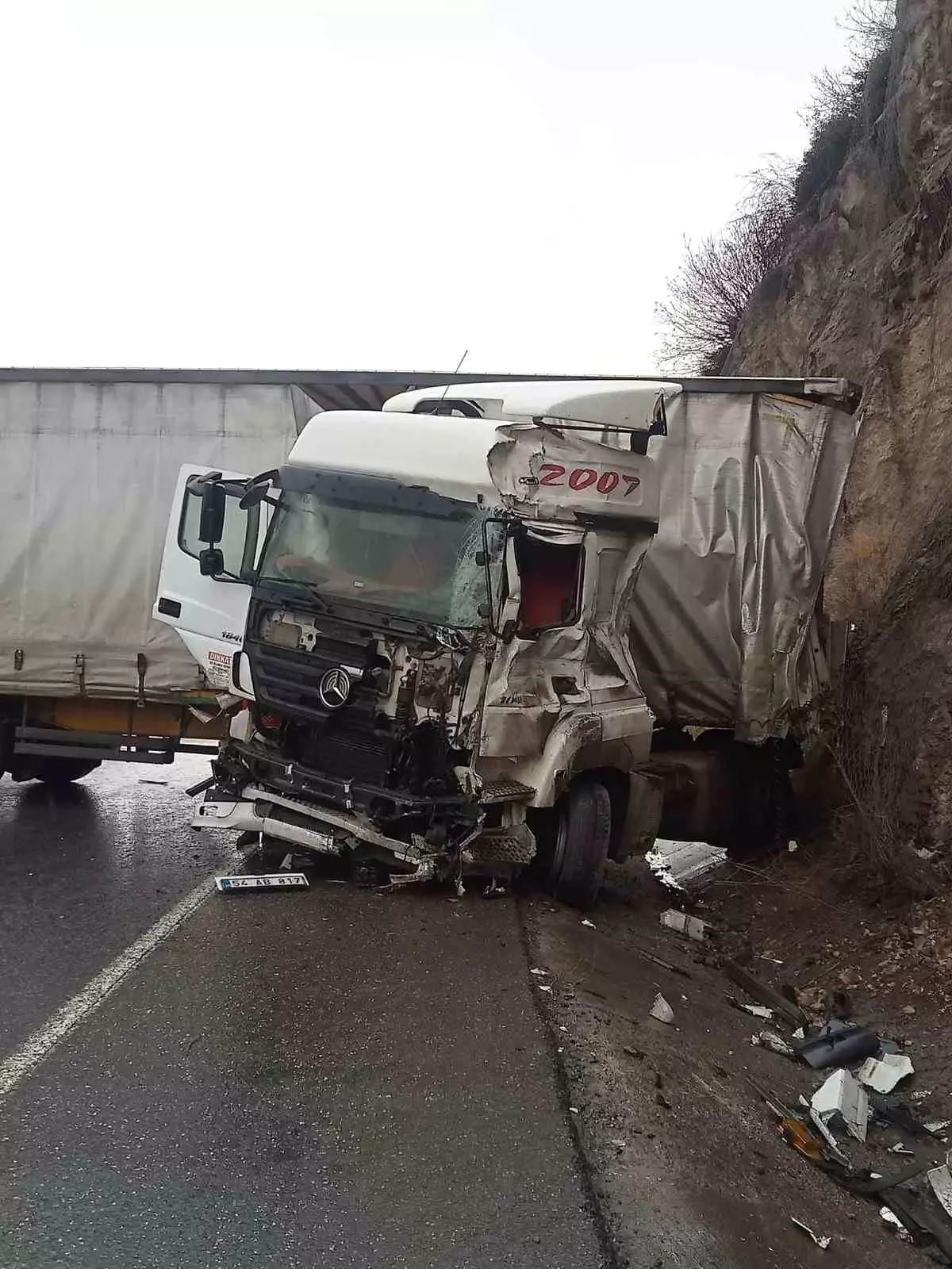 Geyve\'de Tır Kazası: Trafik Uğradı