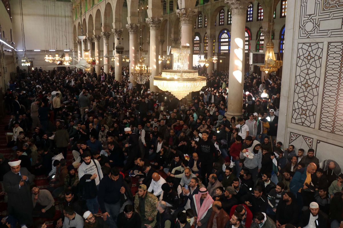 Şam\'da Emevi Camisi\'nde İlk Cuma Namazı: Esad Rejiminin Sonu Kutlandı