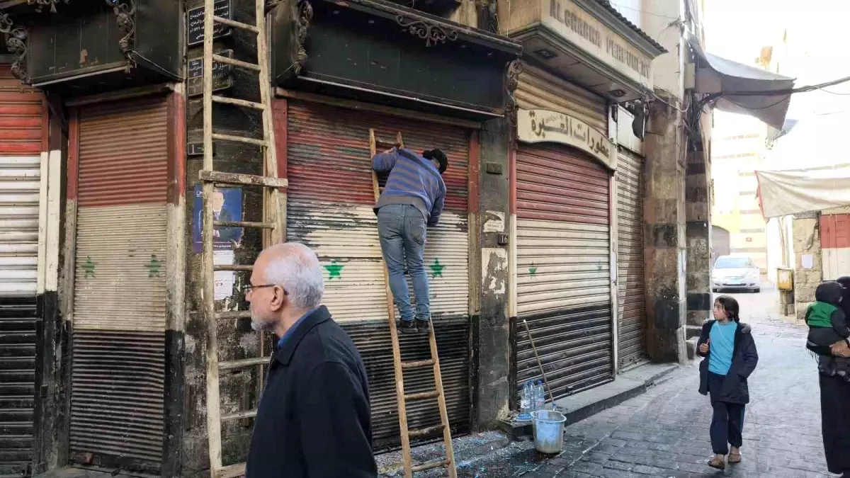 Esnaf, Eski Bayrağı Kazıyıp Yeni Bayrağı Boyuyor