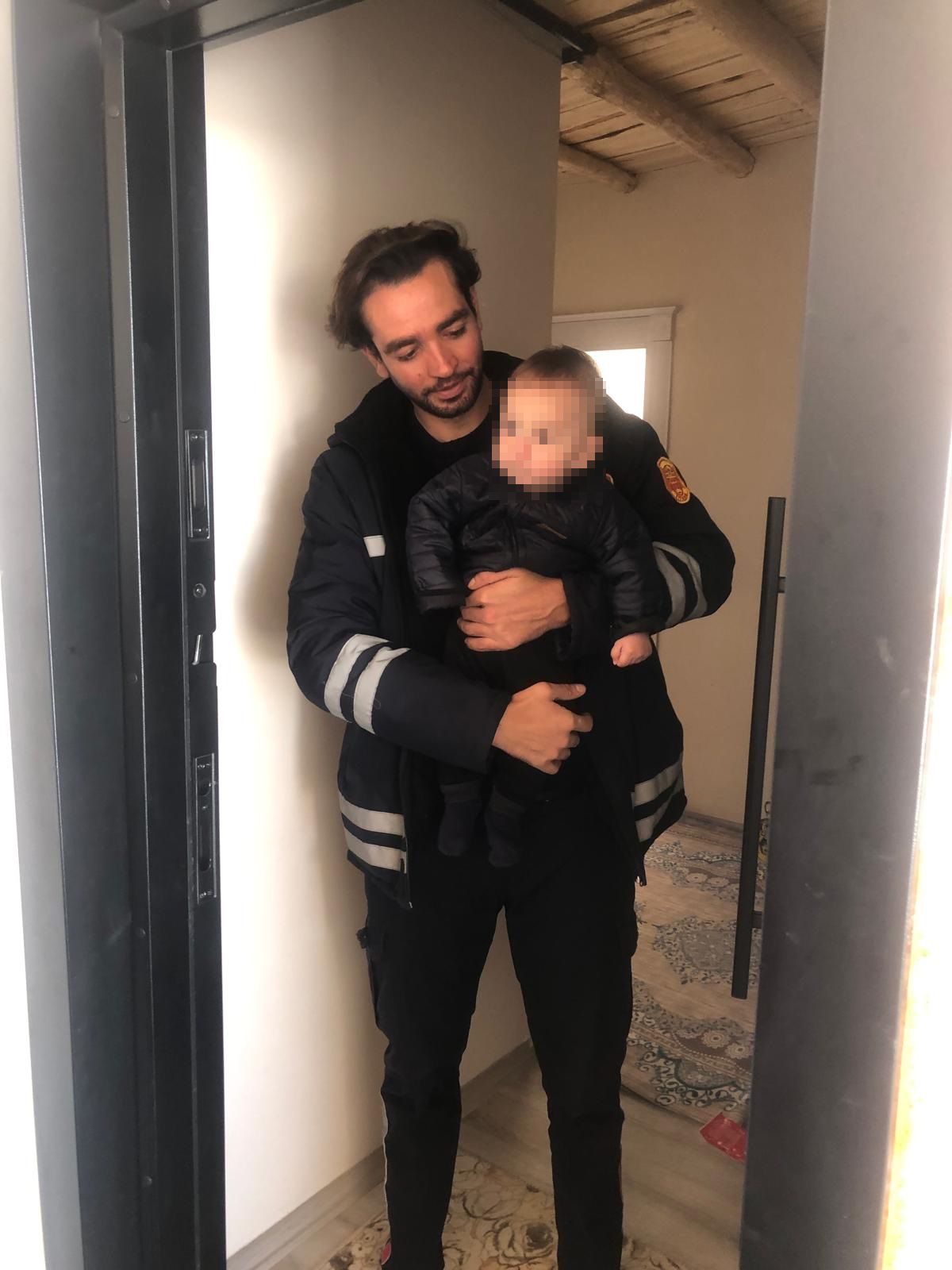 Bebeği Kilitli Kalan Anne İtfaiyeden Yardım İstedi