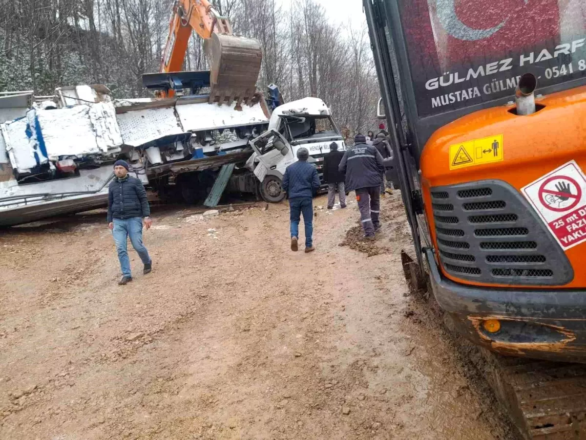 Sakarya\'da Tırın Devrilmesi Sonucu Belediye Çalışanı Hayatını Kaybetti