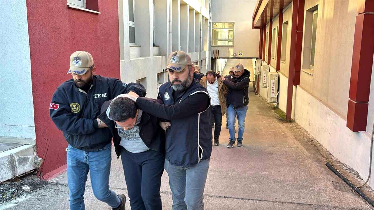 Adana\'da FETÖ\'ye Finansman Sağlayan 14 Şüpheli Adliyeye Sevk Edildi