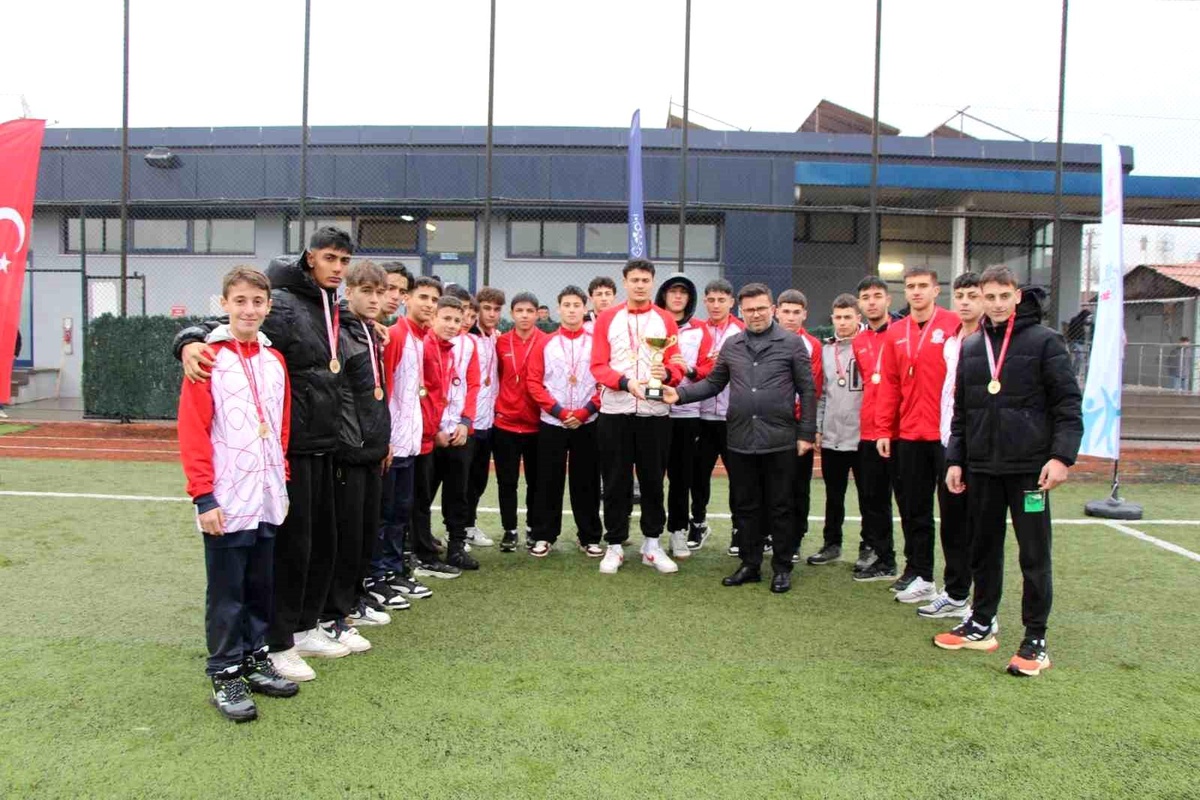 Düzce\'de Futbol Müsabakaları: Düzce Spor Lisesi Şampiyon