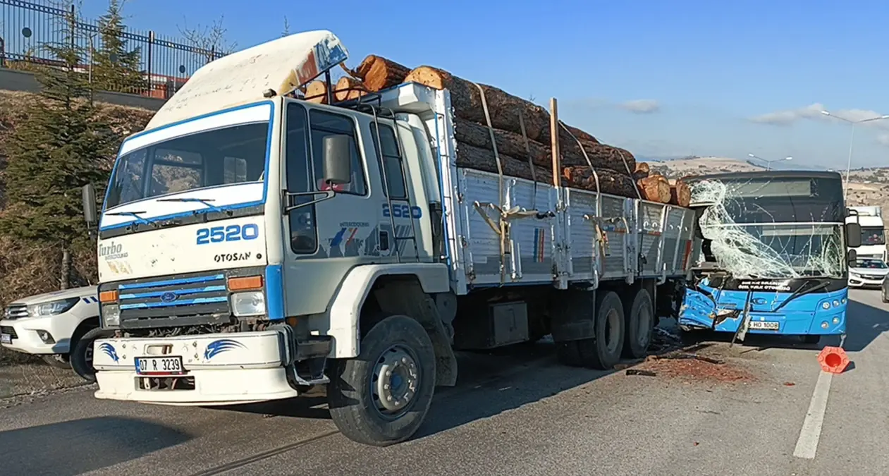 Burdur\'da Halk Otobüsü Kaza Yaptı: 6 Yaralı