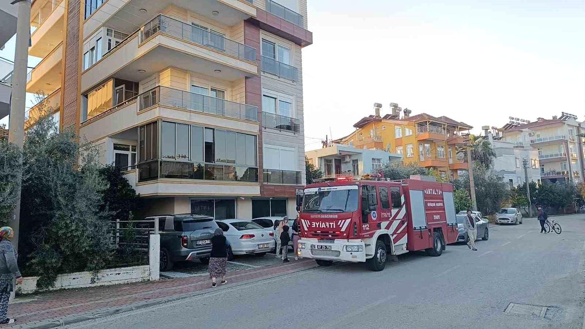Antalya\'da Apartman Balkonunda Yangın Çıktı