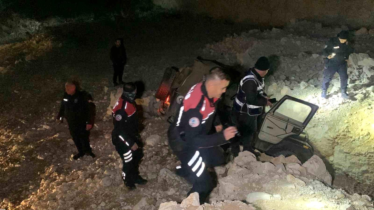 Kaçmaya Çalışan Sürücü Kayalıklara Çarptı