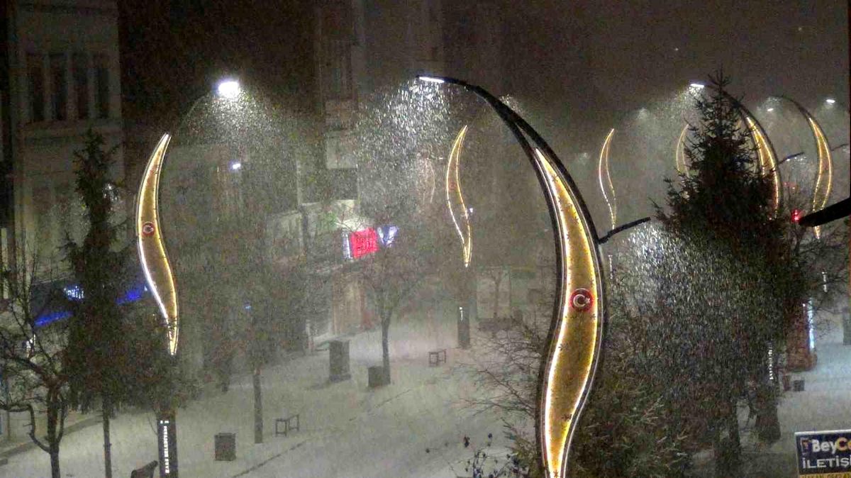 Kars\'ta Yoğun Kar Yağışı Hayatı Olumsuz Etkiliyor