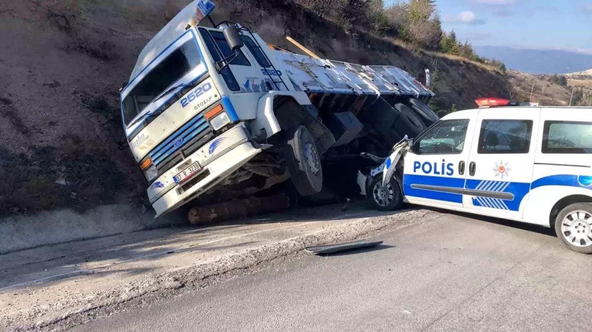 Burdur\'da Tomruk Yüklü Kamyon Kazası