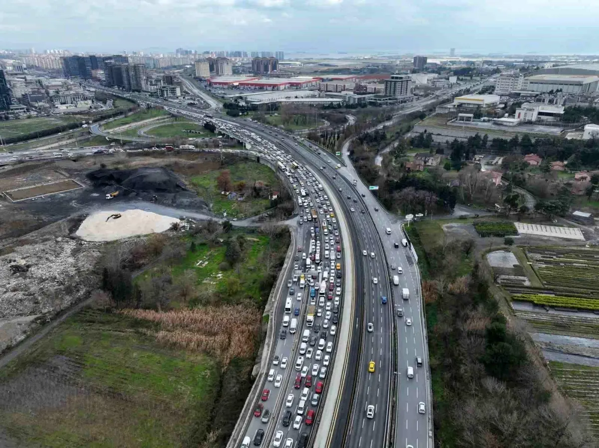 Küçükçekmece\'de Otomobil Yangını Trafiği Kilitledi