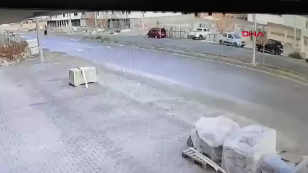 Minibüsün çarptığı Hatice öğretmen öldü, kaza kamerada