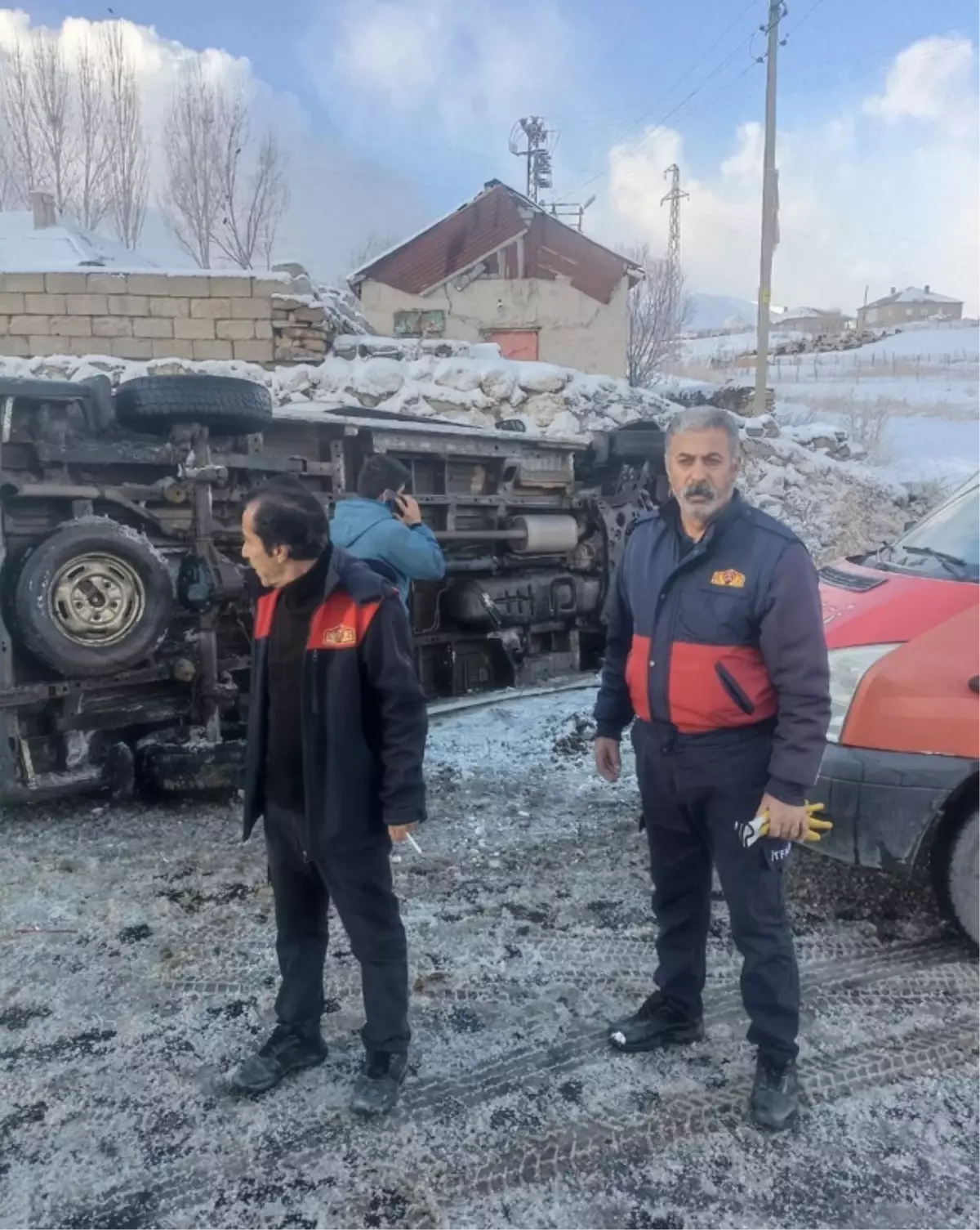 Yüksekova\'da Öğretmenleri Taşıyan Minibüs Devrildi: 12 Yaralı