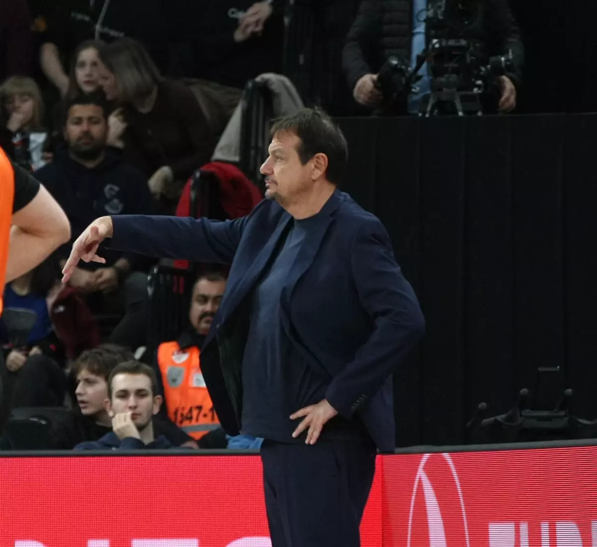 Anadolu Efes, Panathinaikos\'u Farklı Geçti