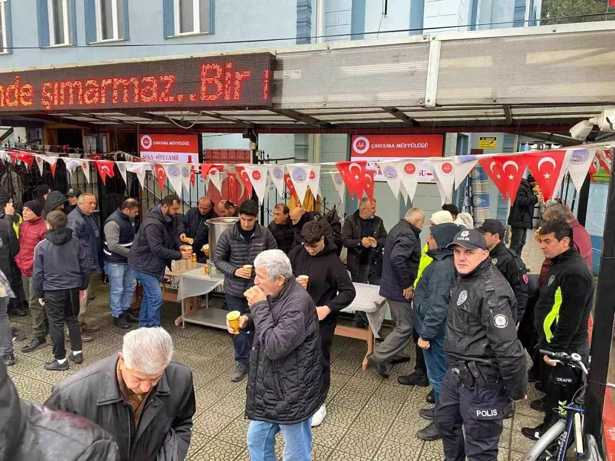 Polislerin hayrına camii cemaati ve öğrencilere ikramda