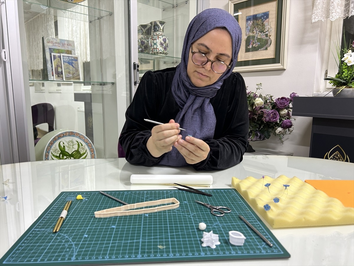 Fatoş Sarpkaya\'nın Renkli Porselen Çiçekleri