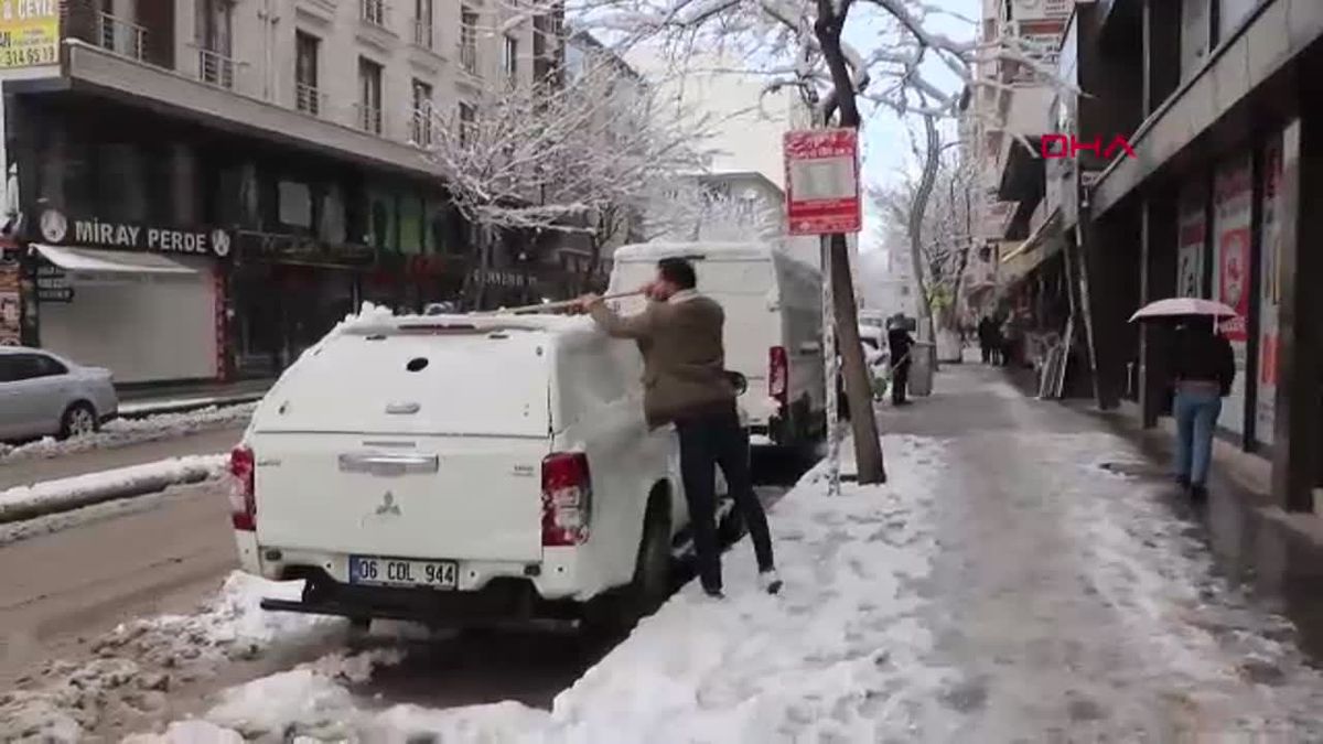 Van\'da Yoğun Kar Yağışı 131 Yerleşim Yerinin Yolunu Kapattı