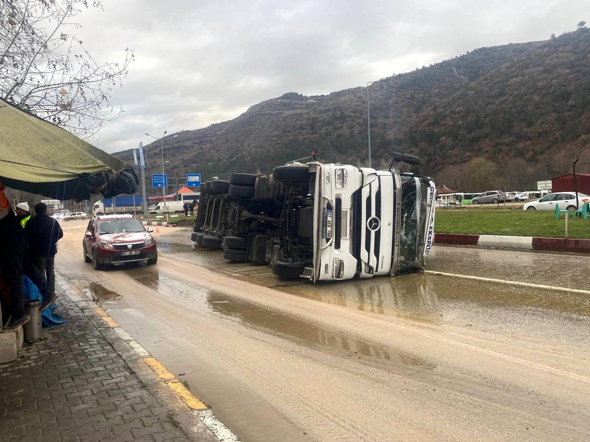 Tokat\'ta Yağ Dolu Tanker Devrildi: 2 Yaralı