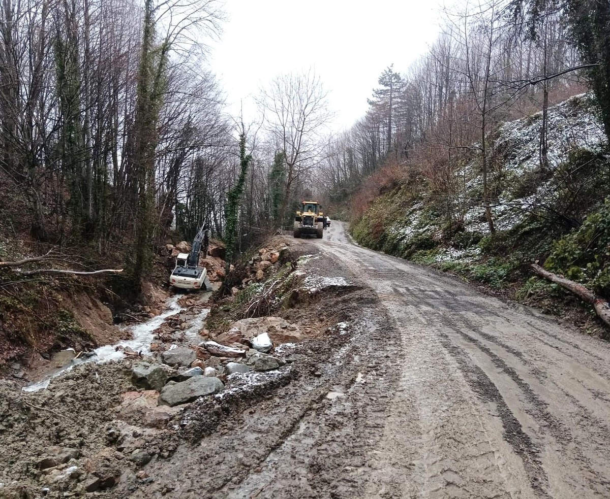 Düzce\'de Heyelan Sonrası Yol Açıldı