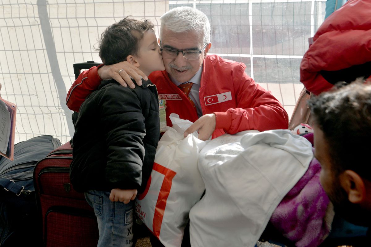 Türk Kızılay\'dan Suriyeli Çocuklara Hediye Paketleri