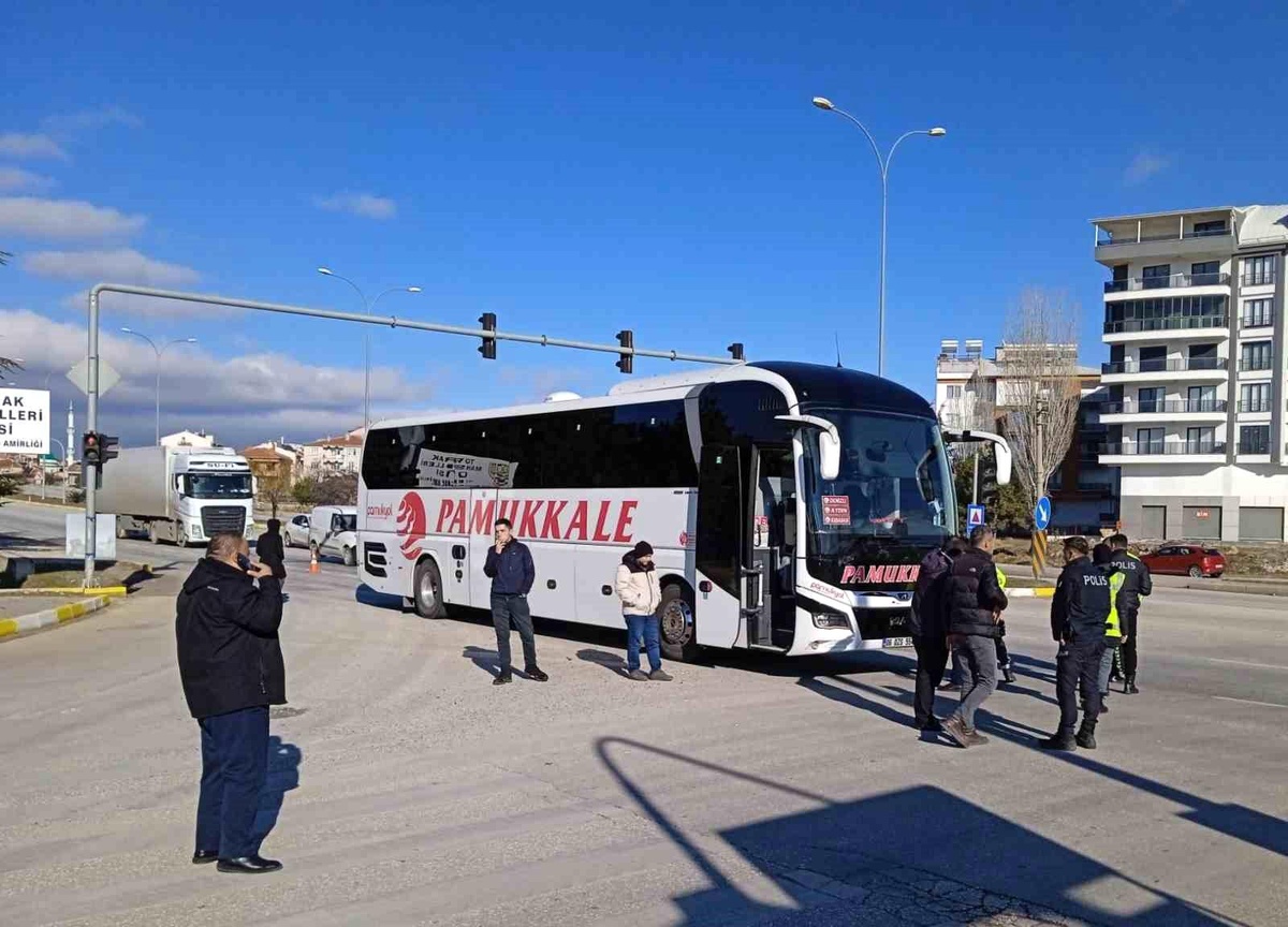 Afyonkarahisar\'da Otobüs Yaya Çarptı