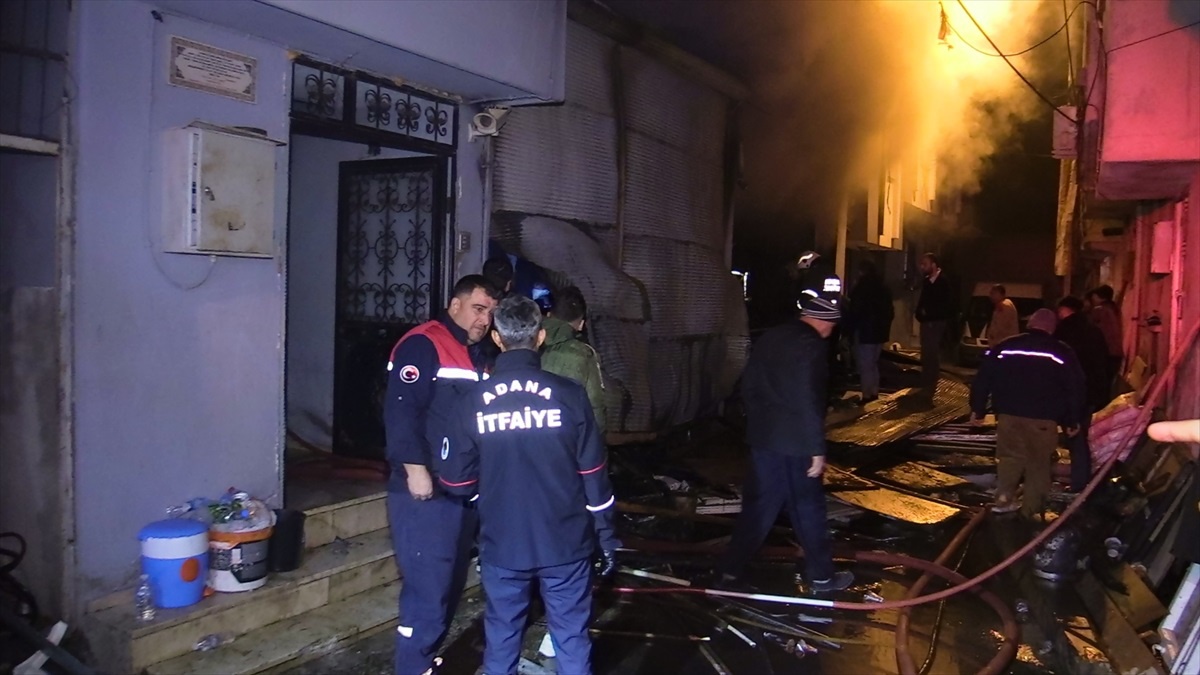 Adana\'da Hurda Deposunda Yangın: 5 Yaralı
