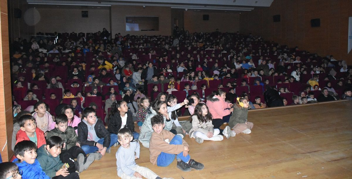 Boyabat Belediyesi çocuklar için sinema etkinliği düzenledi