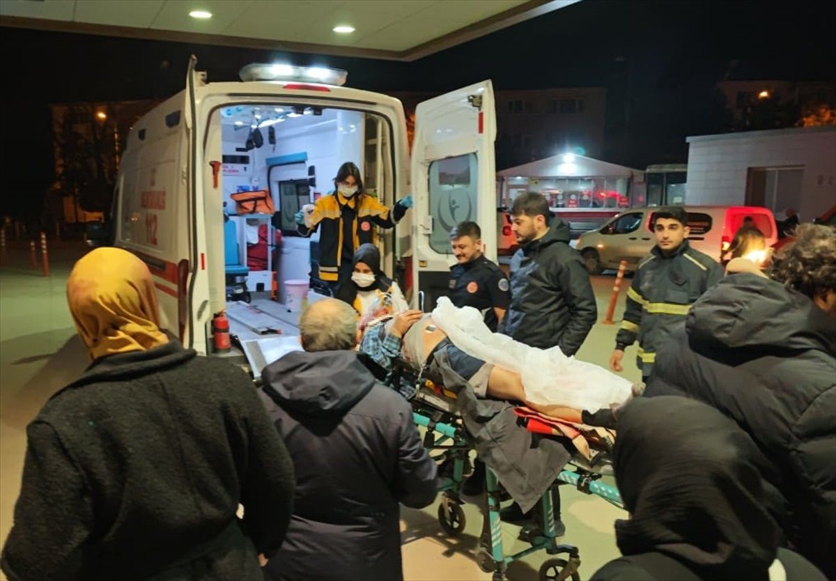 İnegöl\'de Otomobil Devrildi: 3 Yaralı