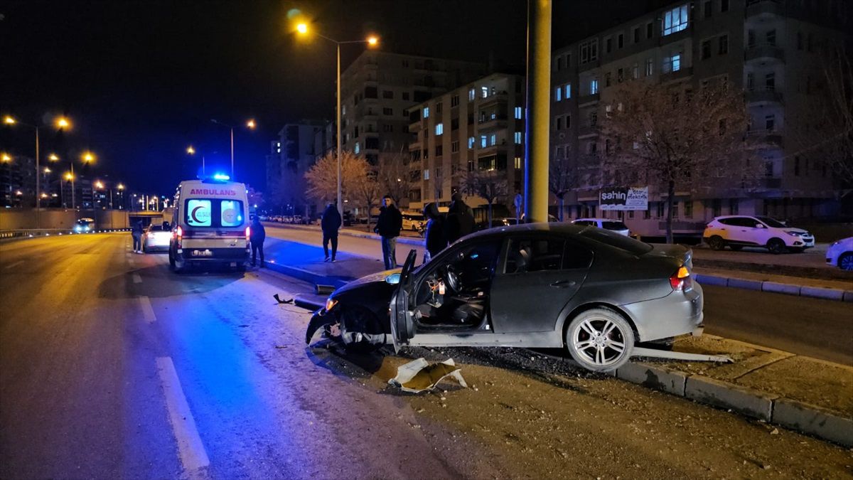 Çorum\'da Trafik Kazası: Sürücü Yaralandı