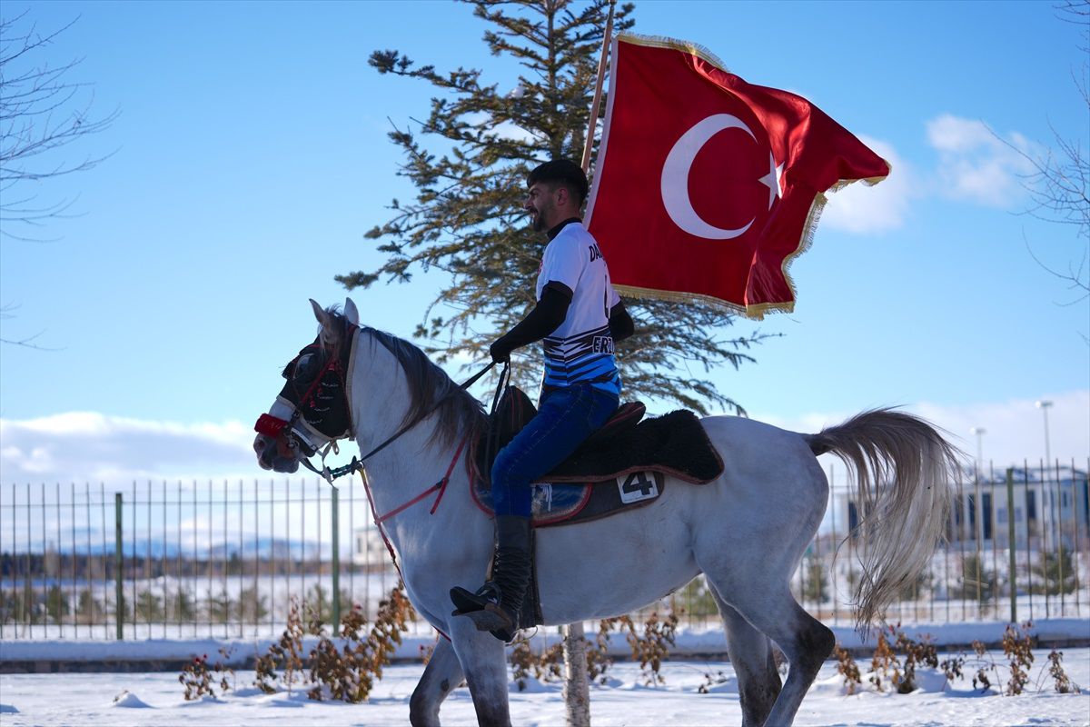 Cumhurbaşkanı Erdoğan\'ı Erzurum\'da atlı cirit sporcuları Türk bayraklarıyla karşıladı