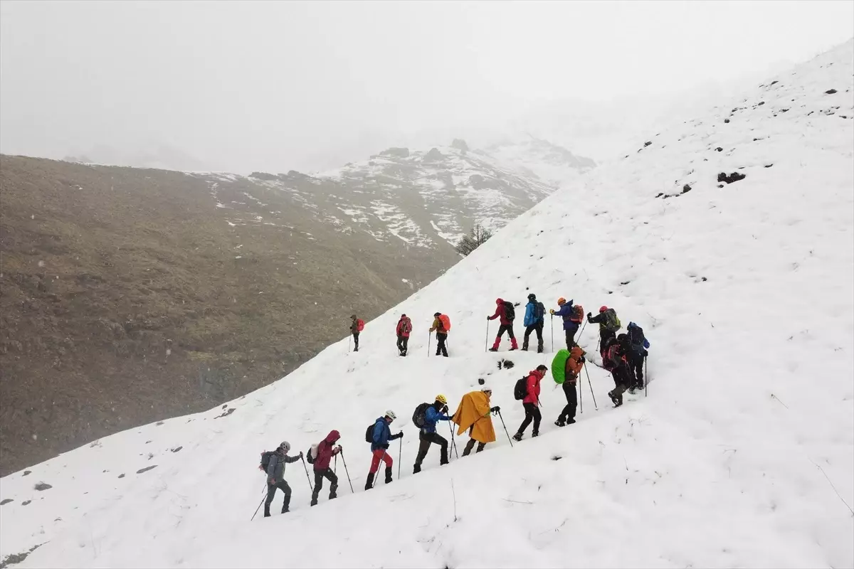 Tunceli\'de Dağcıların Kış Tırmanışı