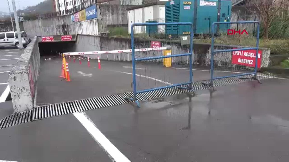 Rize\'de Fırtına Nedeniyle Dalgalar Stadyum Otoparkına Girdi