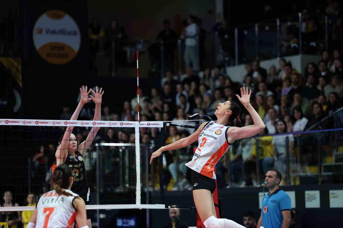 Eczacıbaşı Dynavit, V. Bank\'ı 3-1 Yendi
