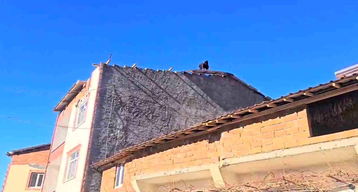 Adıyaman\'da Fırtına Çatıları Uçurdu