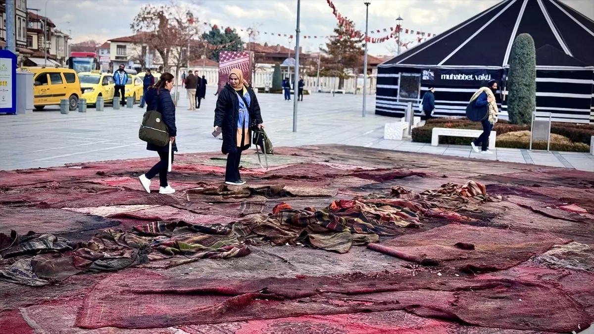 Gazze\'deki yıkıma Mevlana Meydanı\'na serdikleri halılarla dikkati çekiyorlar