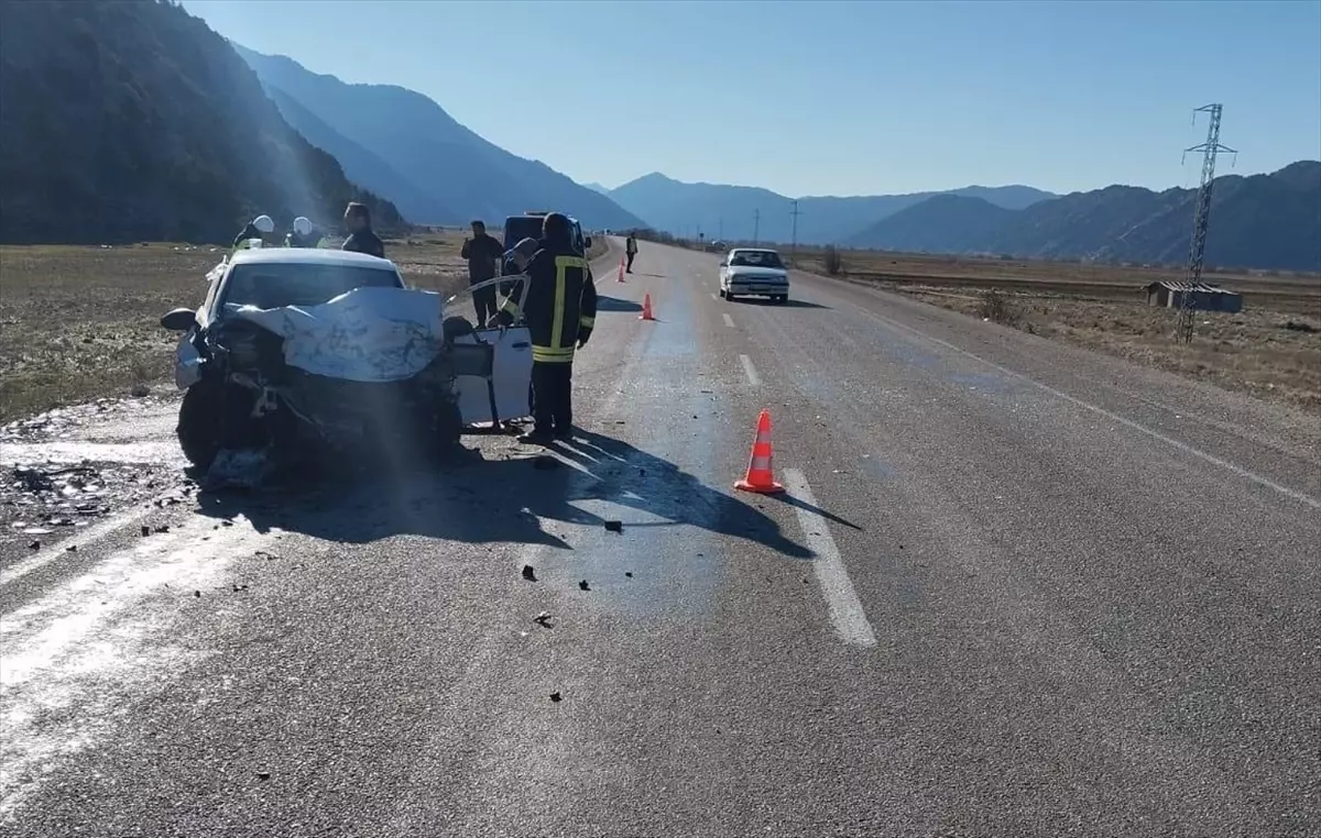 Konya\'da Trafik Kazası: 2 Ölü, 1 Yaralı
