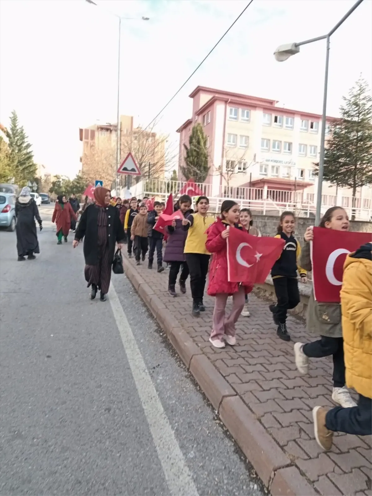 Kayseri\'de ilkokul öğrencilerinden şehit Tuğgeneral Baydilli\'nin babaevine ziyaret