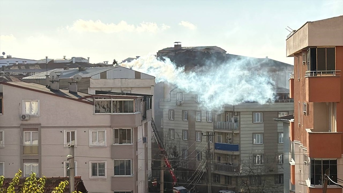 Gebze\'de Apartman Çatısında Yangın