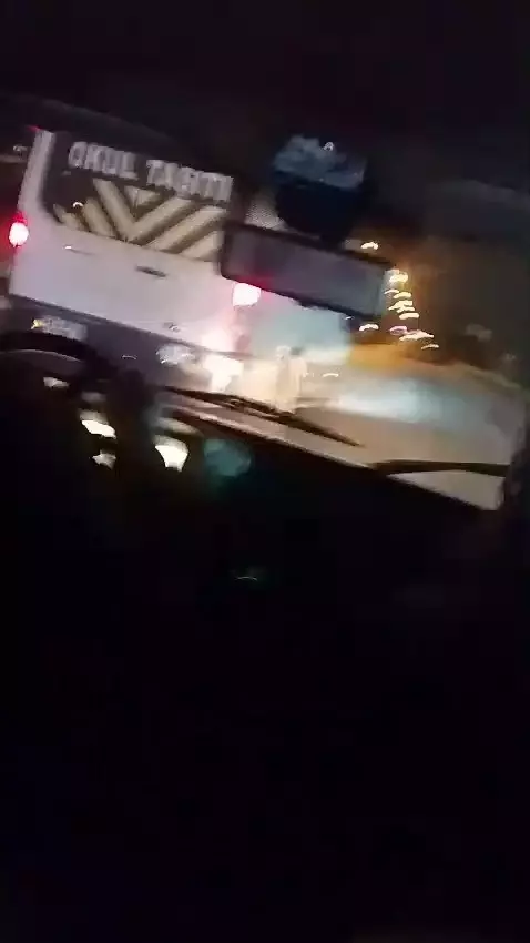 Kocaeli'nde üç servis aracı aileye trafikte dehşeti yaşattı