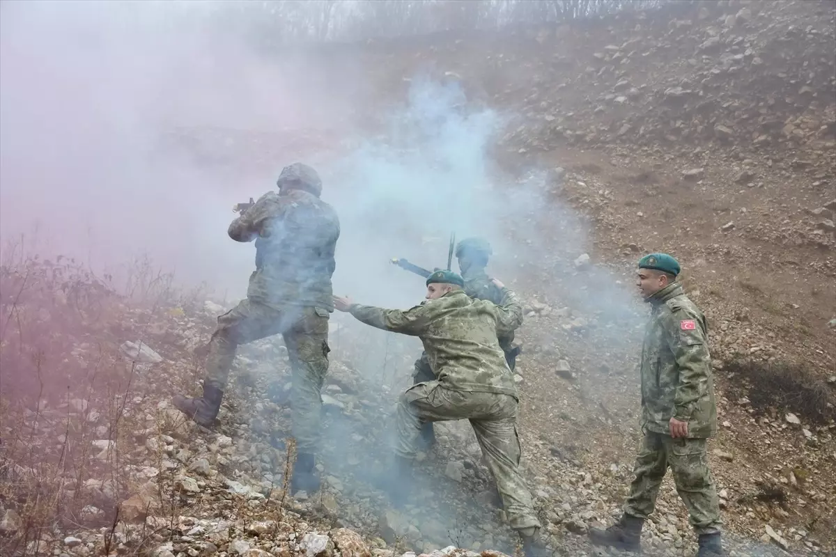 Türk Askerlerinden Kosovalı Askerlere Eğitim