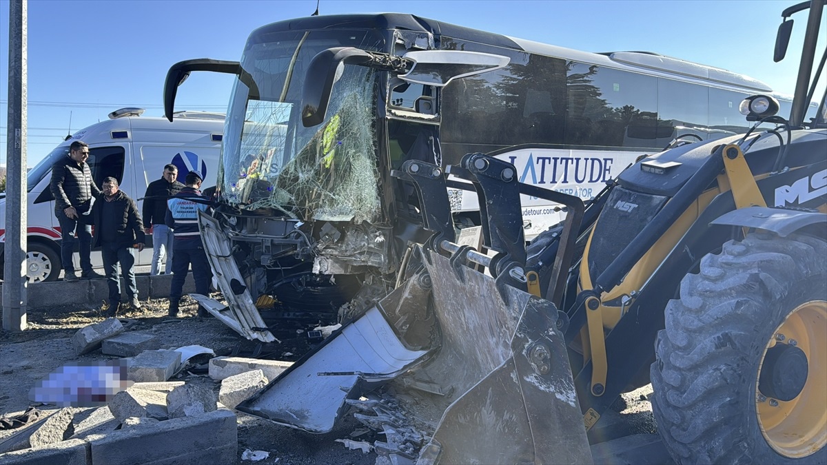Nevşehir\'de Turist Otobüsü Kaza Yaptı