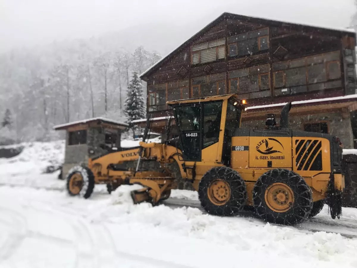 Rize ve Artvin\'de Kar Yağışı Nedeniyle 428 Köy Yolu Kapandı