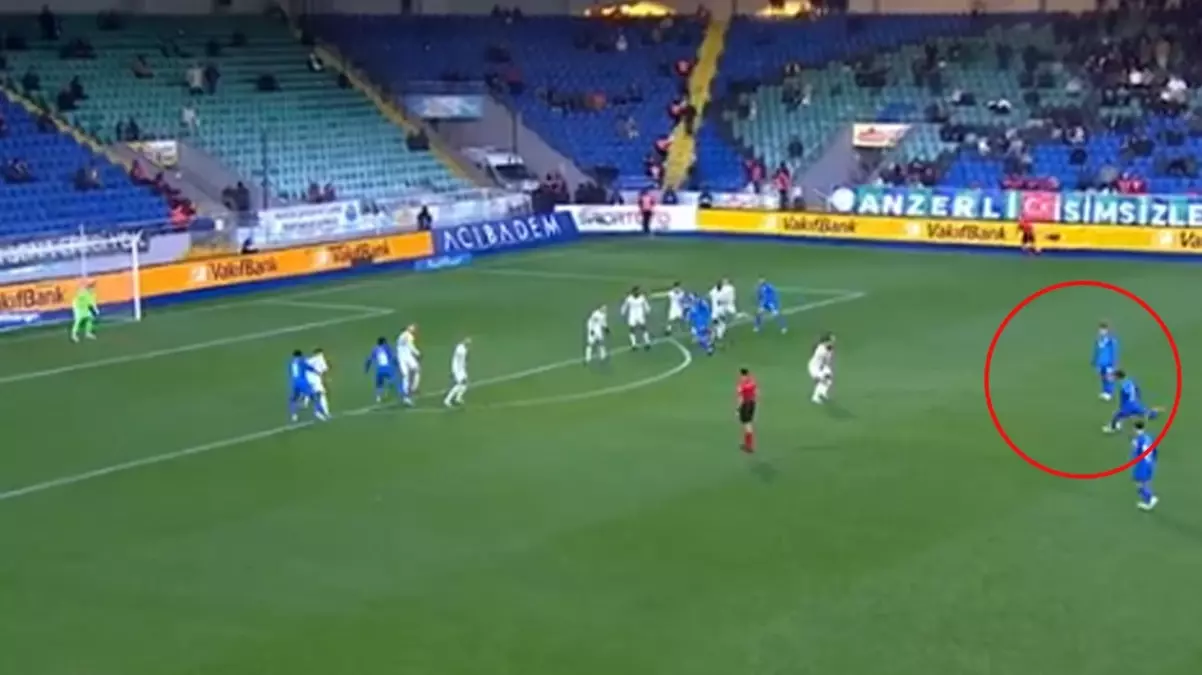 Rizespor\'un yıldızı hızını alamadı: Kullandığı frikik çatıya çıktı