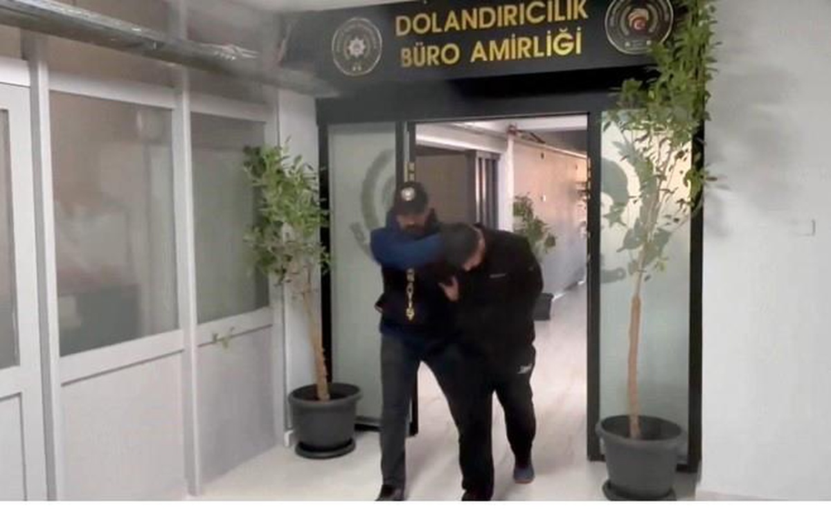 İzmir\'de Dolandırıcı Operasyonu: 3 Tutuklama