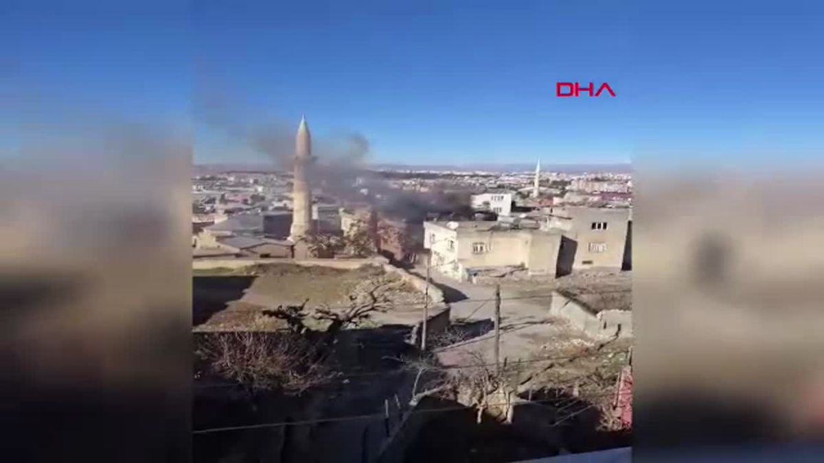 Siirt\'te İki Katlı Evin Çatısında Yangın Çıktı