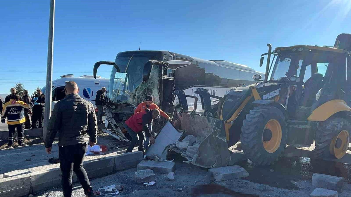 Nevşehir\'de Turist Otobüsü Kaza Yaptı