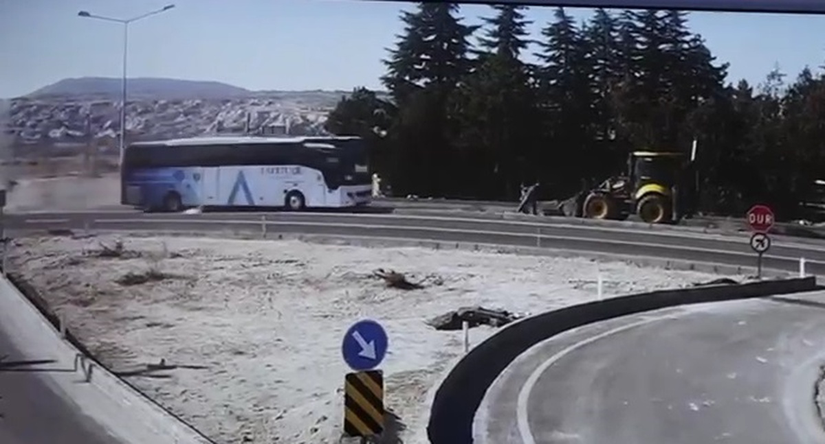 Nevşehir\'de Turistleri Taşıyan Otobüs İş Makinesine Çarptı: 7 Yaralı