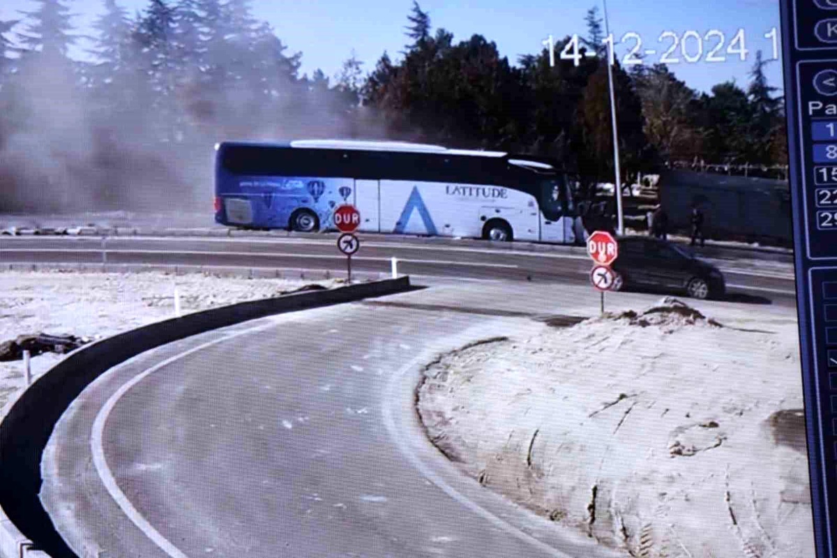 Nevşehir’de otobüs iş makinesine çarptı